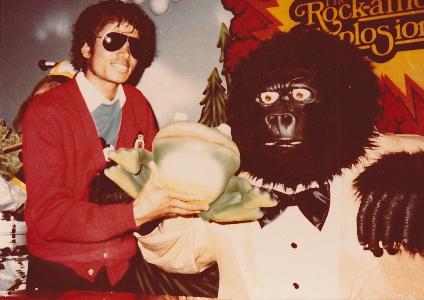 Michael Jackson holding the rockafire frog prop next to fatz.