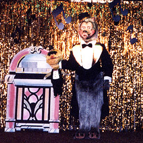 Rolfe and Earl animatronic wearing tuxedos with a jukebox behind them.