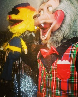 A blurry photo of Rolfe and Earl animatronic smiling with their mouths open.