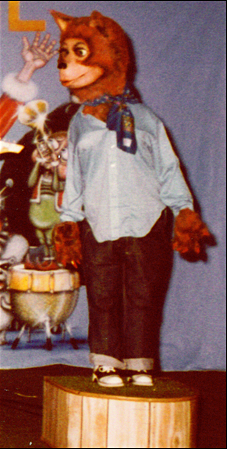 The Queenie animatronic from the Wolf Pack 5, an orange fox in a blue mid-century blouse and scarf.